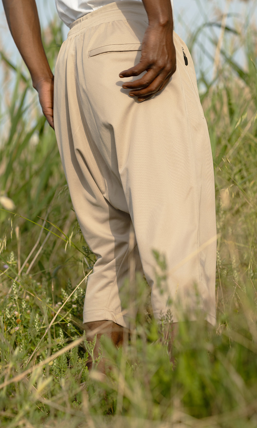 QL Relaxed Lightweight Cropped Joggers in Beige MOOMENN