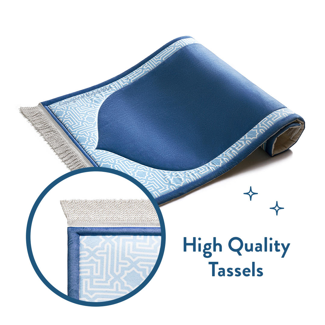 Tapis de prière rembourré pour enfants avec design bleu classique | Urban Rugs UK | Un beau cadeau de Ramadan et d’Aïd pour les proches