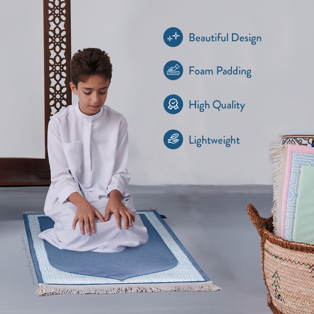 Tapis de prière rembourré pour enfants avec design bleu classique | Urban Rugs UK | Un beau cadeau de Ramadan et d’Aïd pour les proches