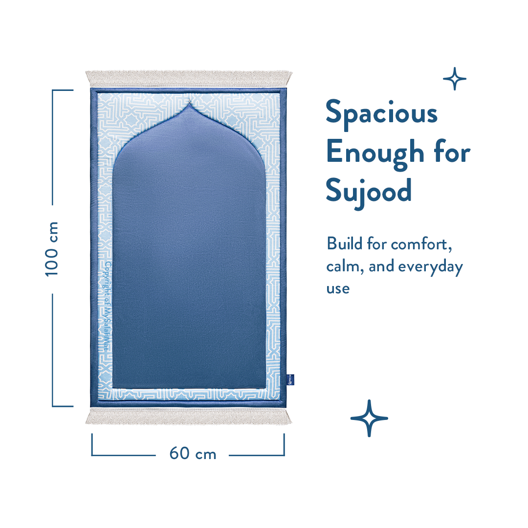Tapis de prière rembourré pour enfants avec design bleu classique | Urban Rugs UK | Un beau cadeau de Ramadan et d’Aïd pour les proches