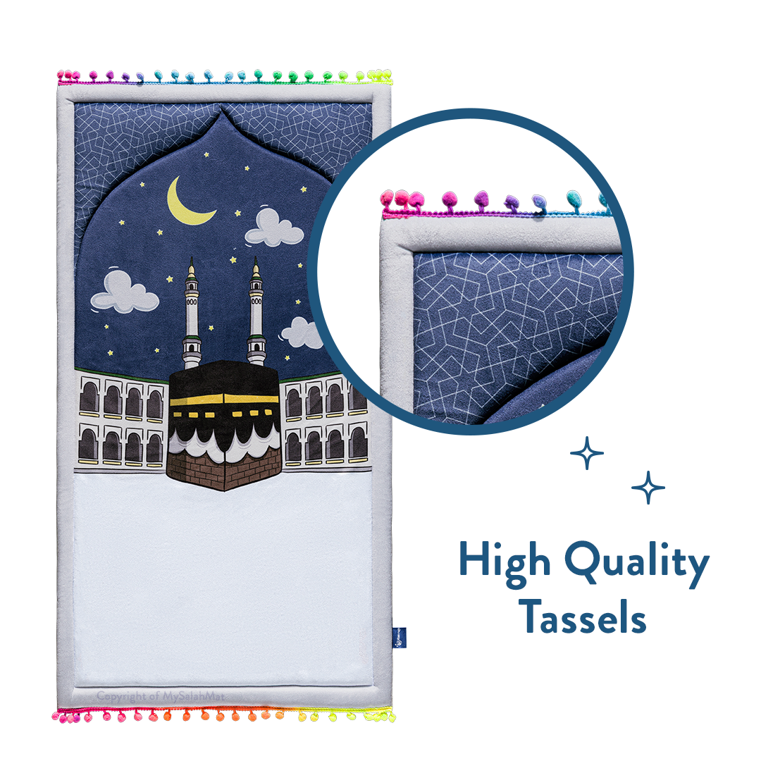 Tapis de prière bébé rembourré avec motif Midnight in Mecca par Urban Rugs UK | Un magnifique cadeau de Ramadan et d’Aïd pour vos proches