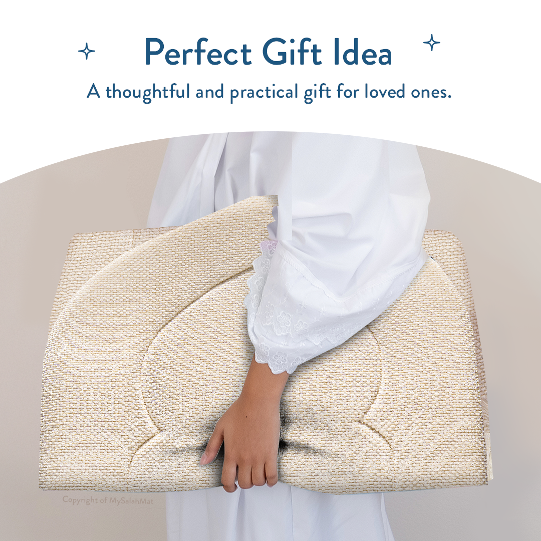 Tapis de prière rembourré avec motif arcade sable luxueux par Urban Rugs UK | Un magnifique cadeau de Ramadan et d’Aïd pour vos proches