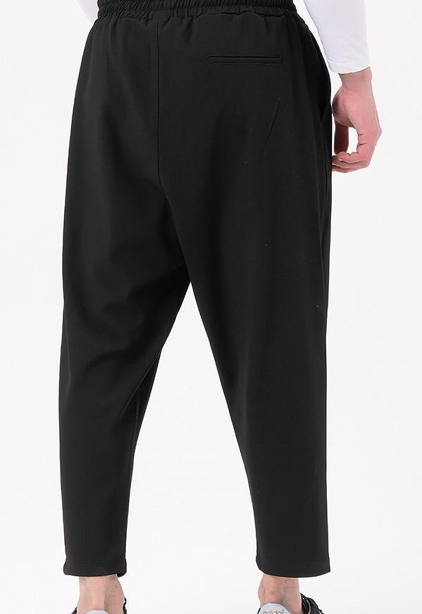 QL CLASSIK Relaxed Fit Cropped Trousers in Black - MOOMENN