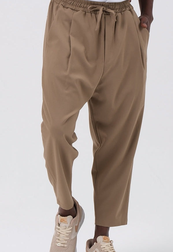 QL CLASSIK Relaxed Fit Cropped Trousers in Camel - MOOMENN